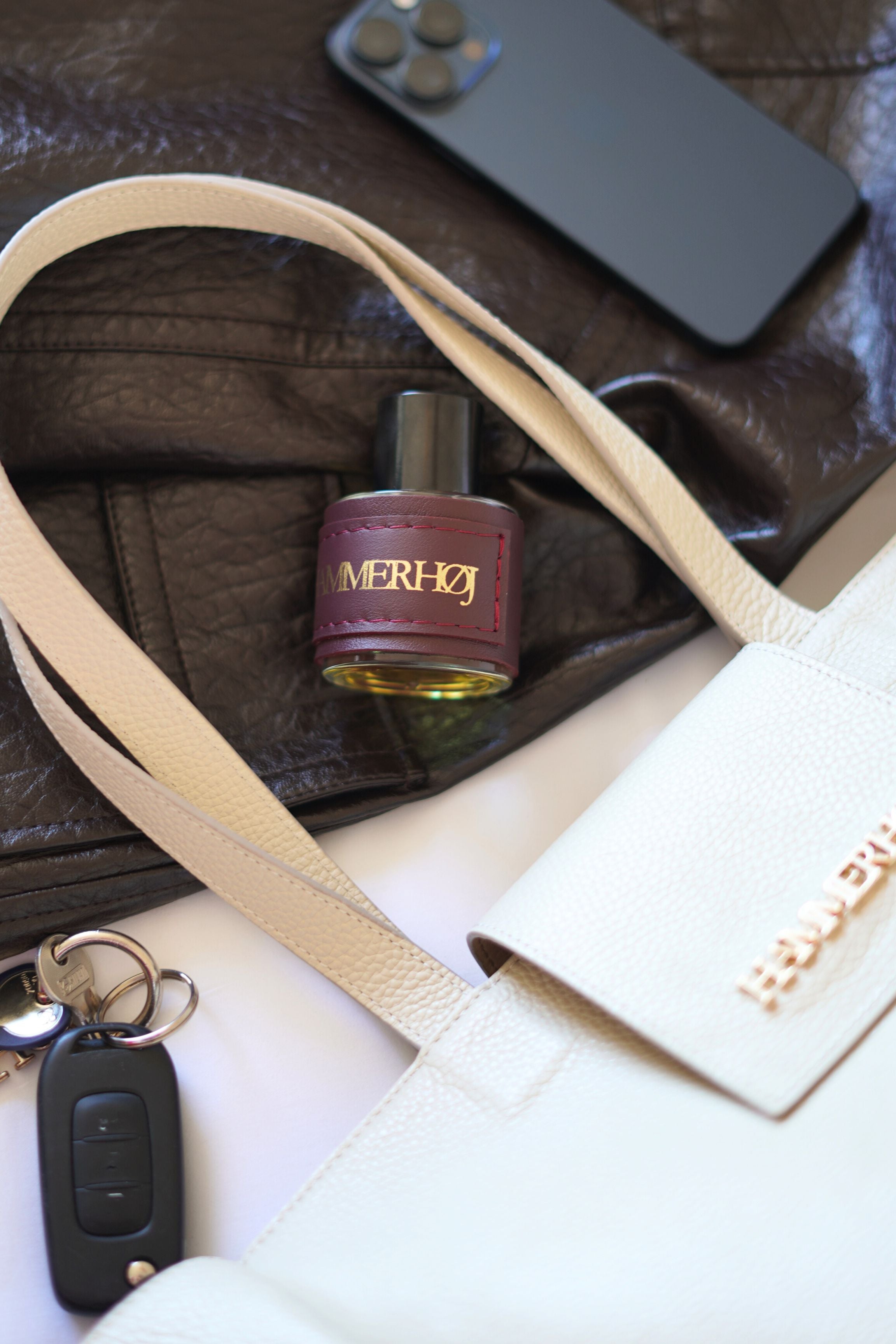 Eau de Parfum HAMMERHØJ con frascos elegantes y un diseño moderno