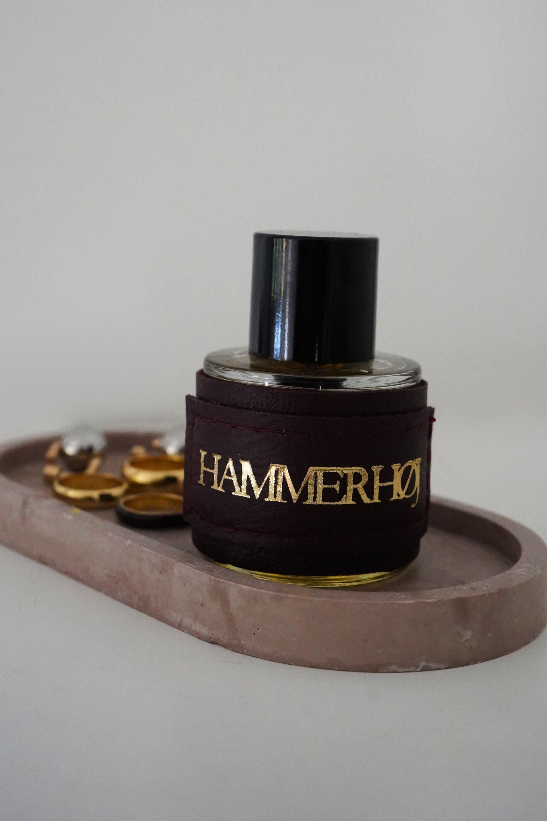 Eau de Parfum HAMMERHØJ con frascos elegantes y un diseño moderno