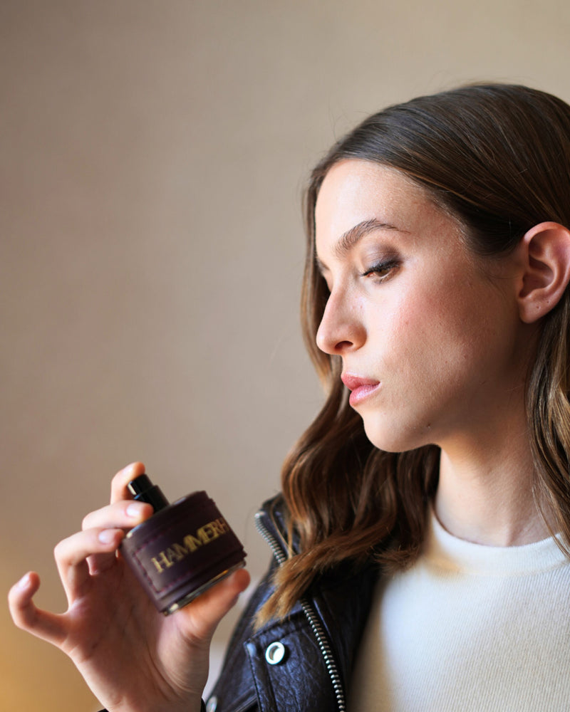 Eau de Parfum HAMMERHØJ con frascos elegantes y un diseño moderno