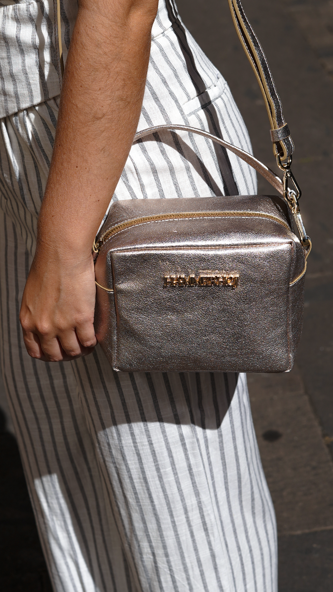 Bolso Sofia de Teresa Atelier, bolso de mano con diseño elegante en cuero con detalles en tonos neutros.